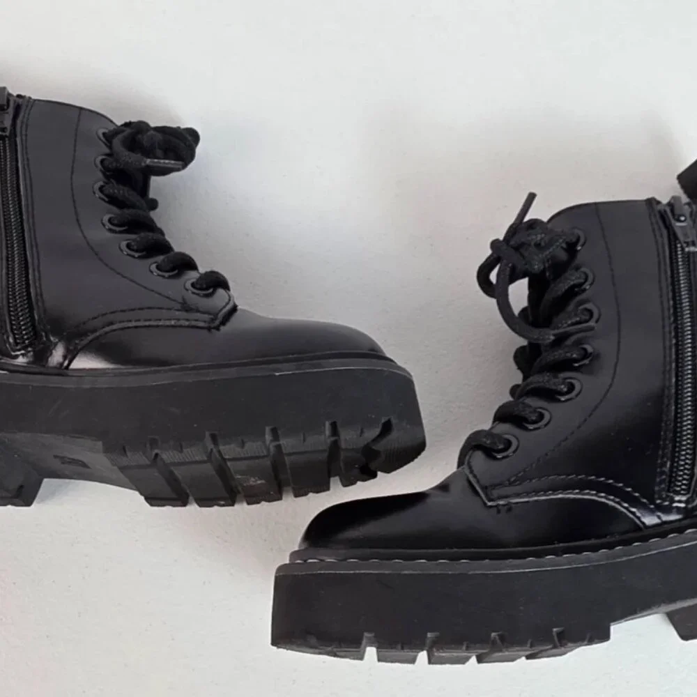 H&M Girls Black Patent Faux Leather Combat Boots Furry Lined Lace Up Zip US 12